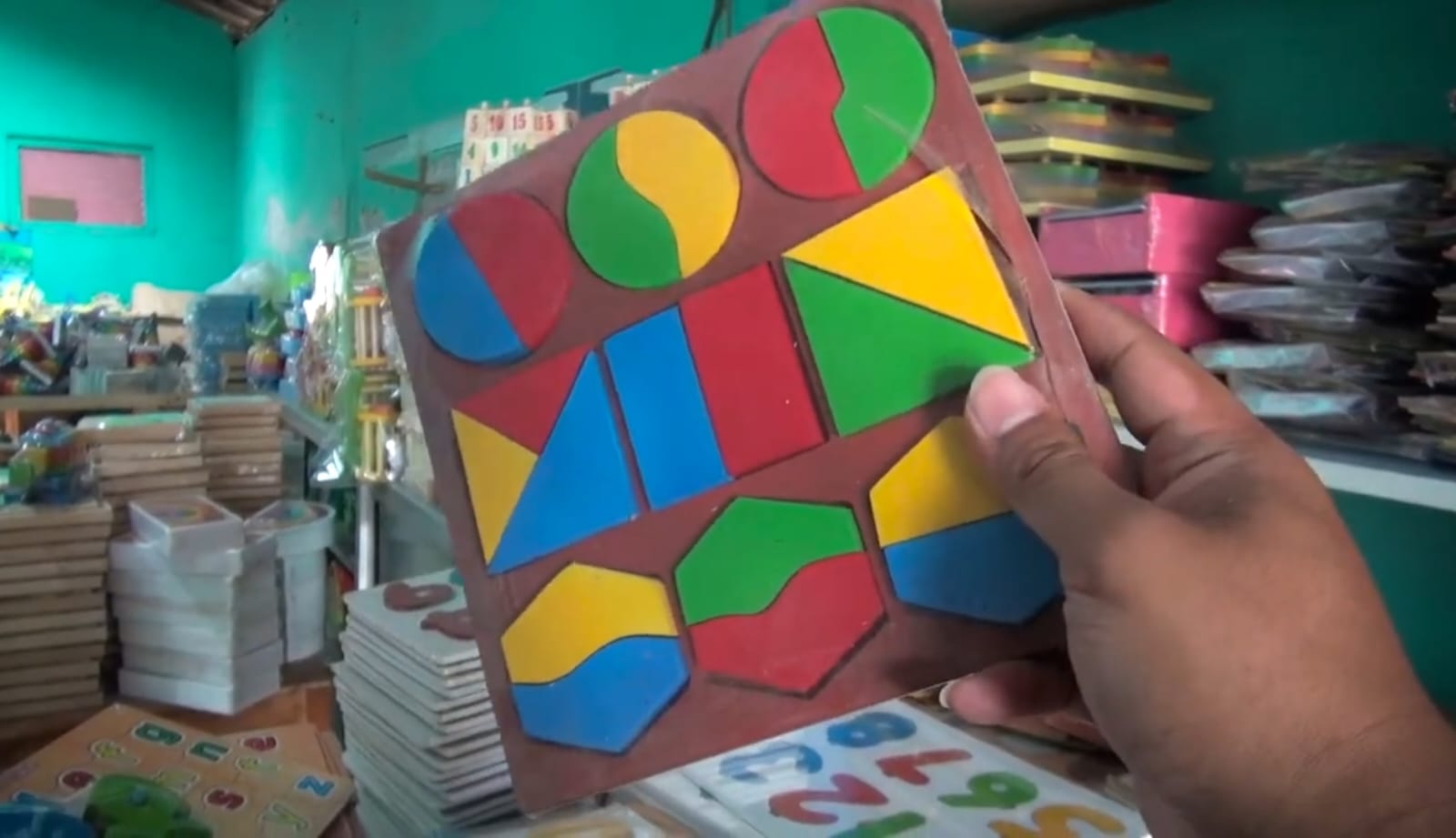 Mainan Edukasi Karya Mas Antok: Inovasi dari Ngaren Pedan untuk Anak-Anak Indonesia