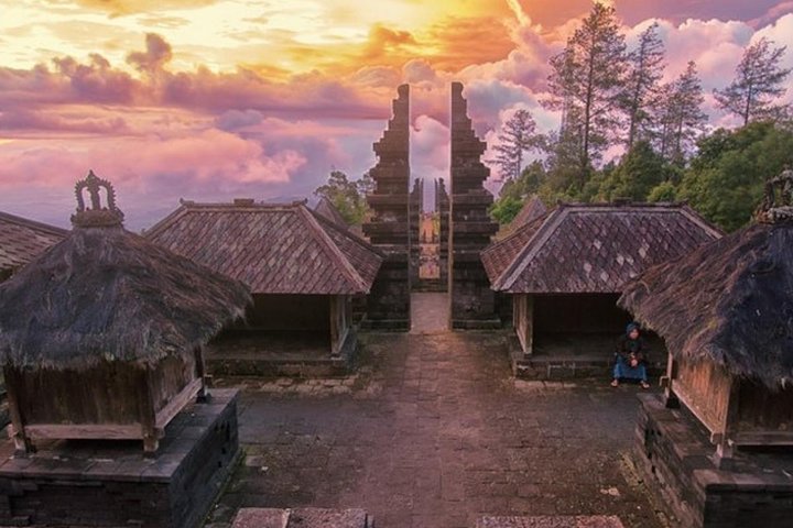 Paket Solo Palace Tour ,  Jelajahi Istana Mangkunegaran dan Kasunanan,  Candi Sukuh dan Candi Ceto. 