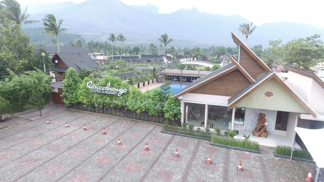 Galeri Rancabango Hotel & Resort Garut berada di Tarogong Kaler.