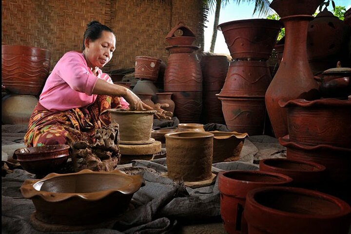 Galeri Dari Kearifan Sade hingga Keindahan Tanjung Aan — Dua Wajah Pesona Lombok