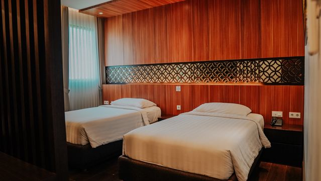 Galeri Rancabango Hotel & Resort Garut berada di Tarogong Kaler.