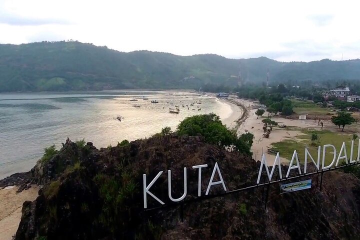 Galeri Dari Kearifan Sade hingga Keindahan Tanjung Aan — Dua Wajah Pesona Lombok