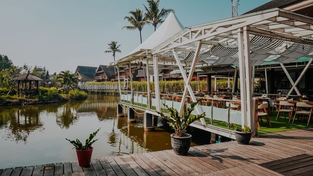 Galeri Rancabango Hotel & Resort Garut berada di Tarogong Kaler.