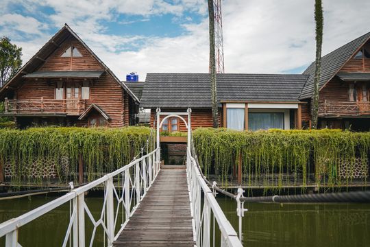 Galeri Rancabango Hotel & Resort Garut berada di Tarogong Kaler.
