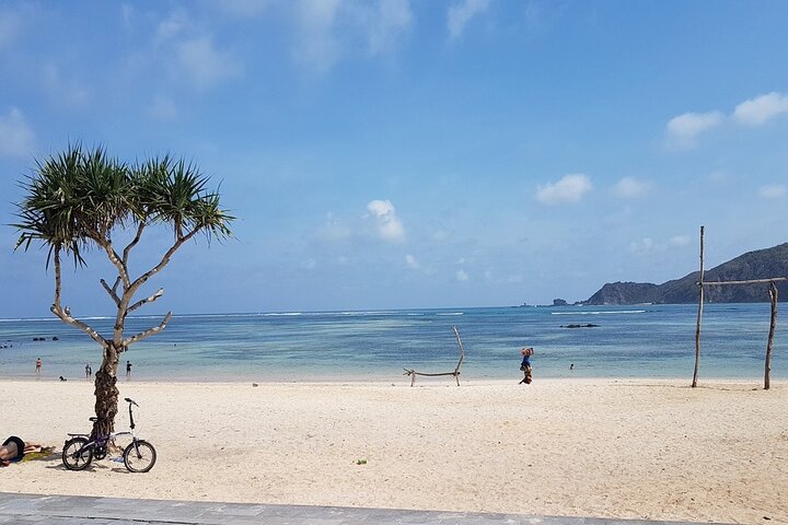 Galeri Dari Kearifan Sade hingga Keindahan Tanjung Aan — Dua Wajah Pesona Lombok